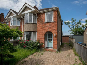 Charming Family Home in Windsor - Parking & Garden Pass The Keys
